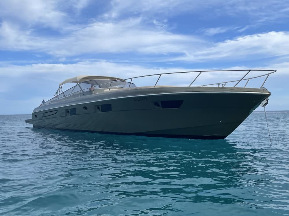 Mare, amore e sole: una giornata ricca di emozioni su uno yacht a motore.