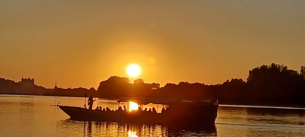 1h30 in Saumur: Halbtägiger Bootsverleih auf dieser Jean Marc Benoît Dit Bibi Toue Sabliere