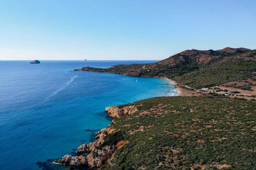 Scopri Sant'Antioco con un'escursione di un'intera giornata in motoscafo.