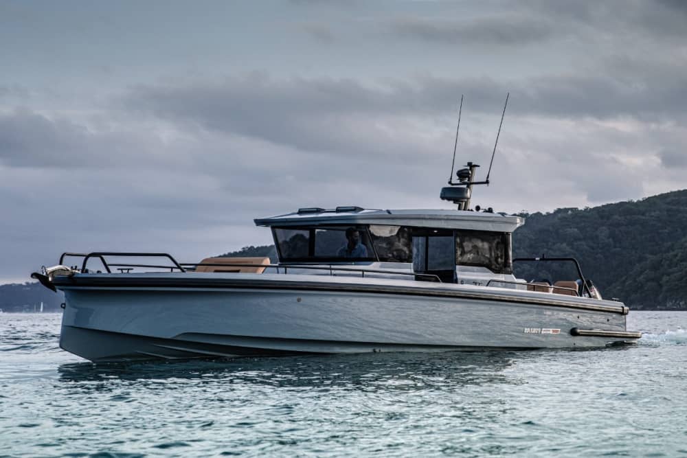 Navegue pela serenidade: escapada de meio dia na Ilha Rhenia
