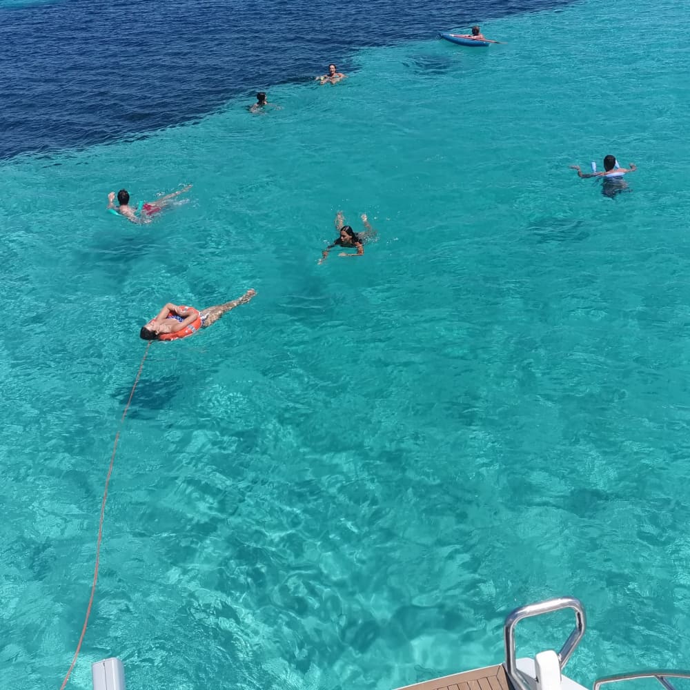Una giornata alla scoperta di Stintino: la vera Dolce Vita su un catamarano