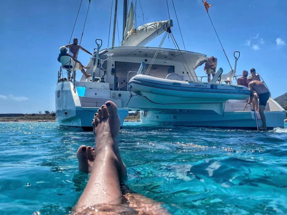 Una giornata alla scoperta di Stintino: la vera Dolce Vita su un catamarano