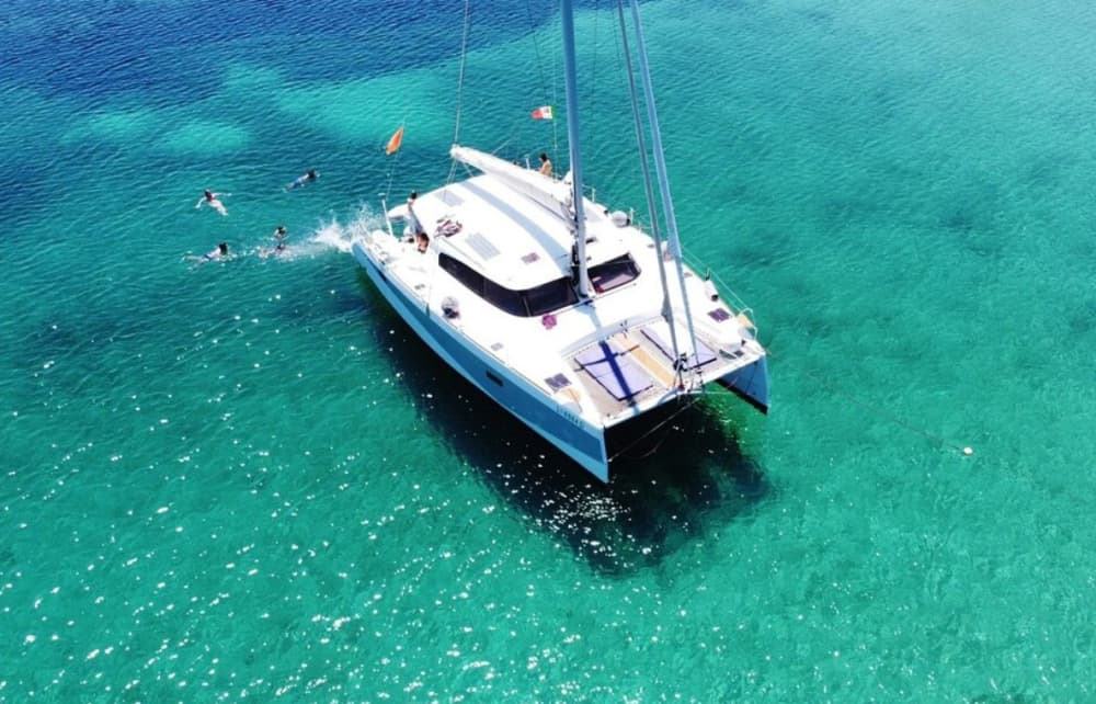 Una giornata alla scoperta di Stintino: la vera Dolce Vita su un catamarano