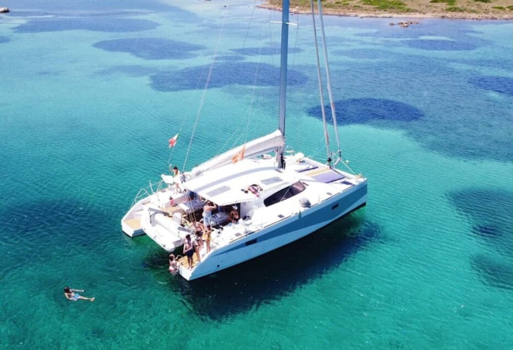Una giornata alla scoperta di Stintino: la vera Dolce Vita su un catamarano