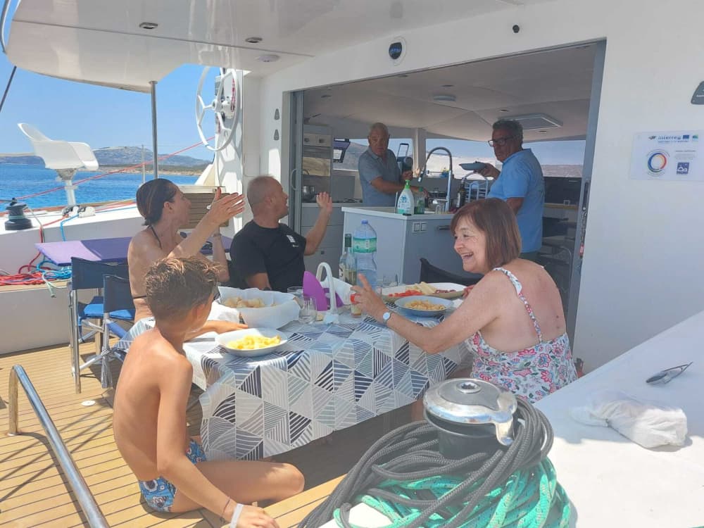 Una giornata alla scoperta di Stintino: la vera Dolce Vita su un catamarano