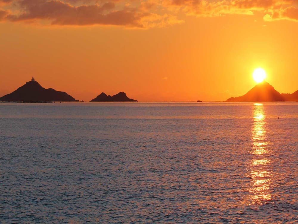 Escapade en catamaran au coucher du soleil des îles Sanguinaires dans le golfe d'Ajaccio