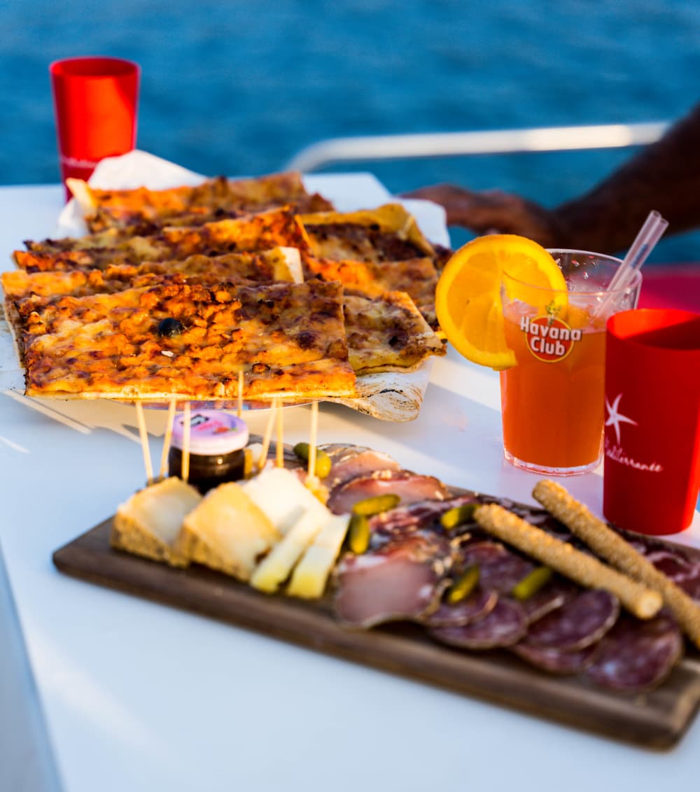 Escapade en catamaran au coucher du soleil des îles Sanguinaires dans le golfe d'Ajaccio
