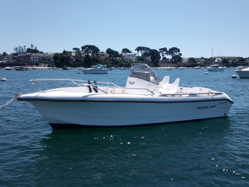 Iniziate la vostra vacanza con 3 ore e mezza di divertimento su un motoscafo.