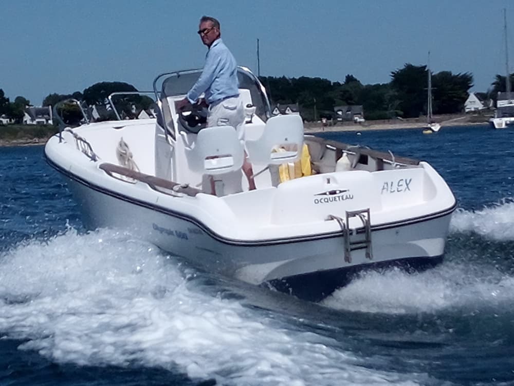 Iniziate la vostra vacanza con 3 ore e mezza di divertimento su un motoscafo.