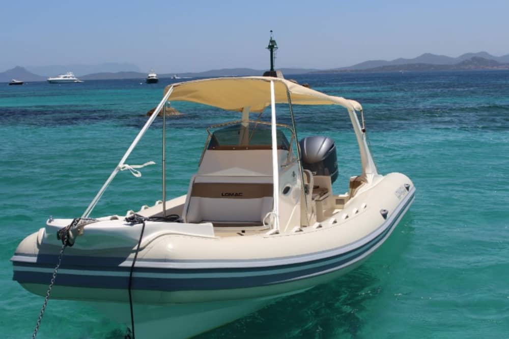 4 uur om Arzachena te verkennen per motorboot.