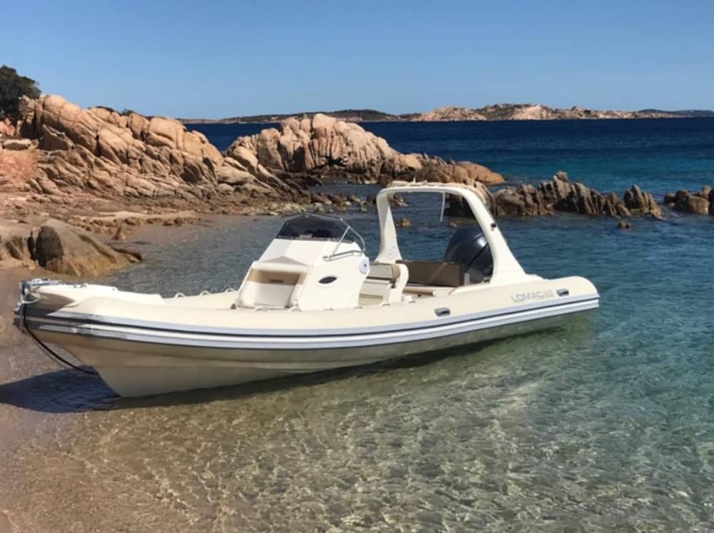 4 uur om Arzachena te verkennen per motorboot.