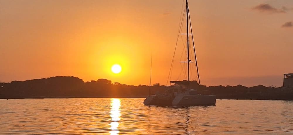 Location de catamaran pour admirer le coucher de soleil depuis Formentera