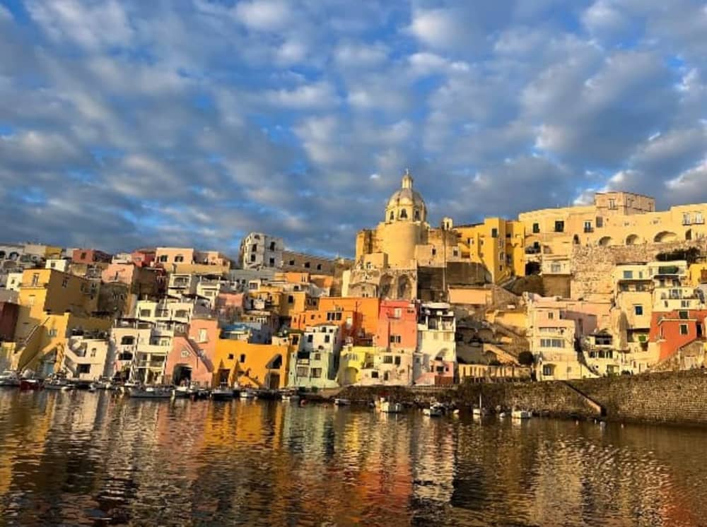 Glimtar av Procida – Between Bays and Wonders