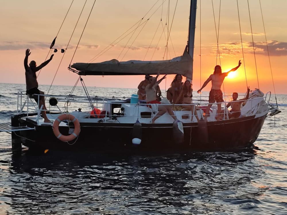 Une journée à Scoglitti sur un bateau à moteur