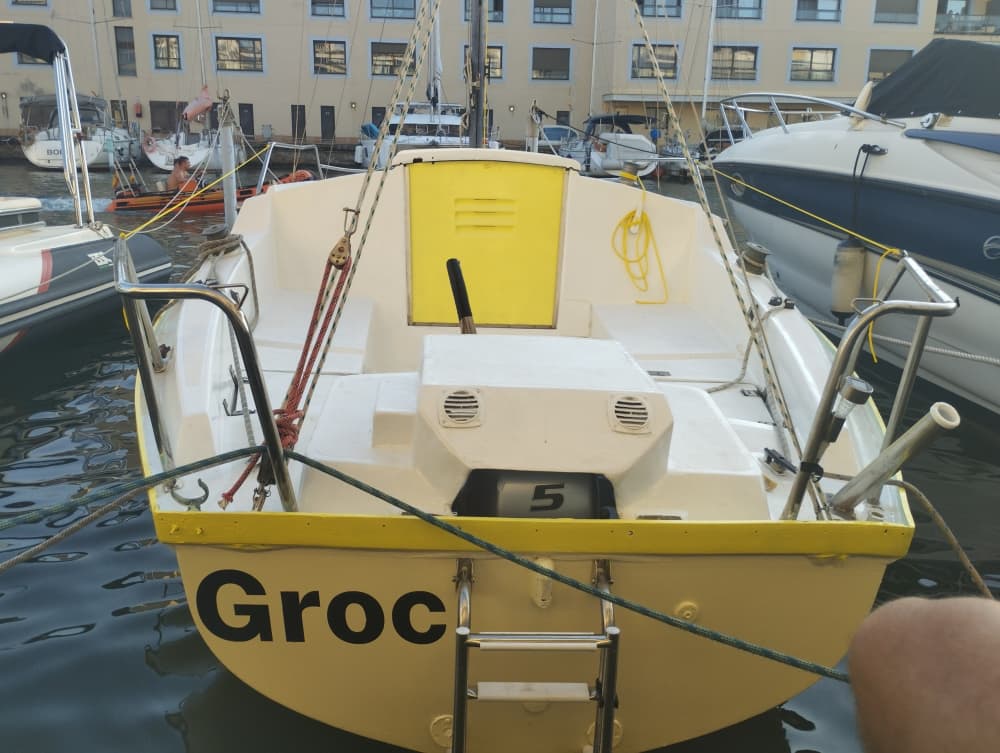 Explorez Roses et profitez d'une journée complète de navigation à voile.