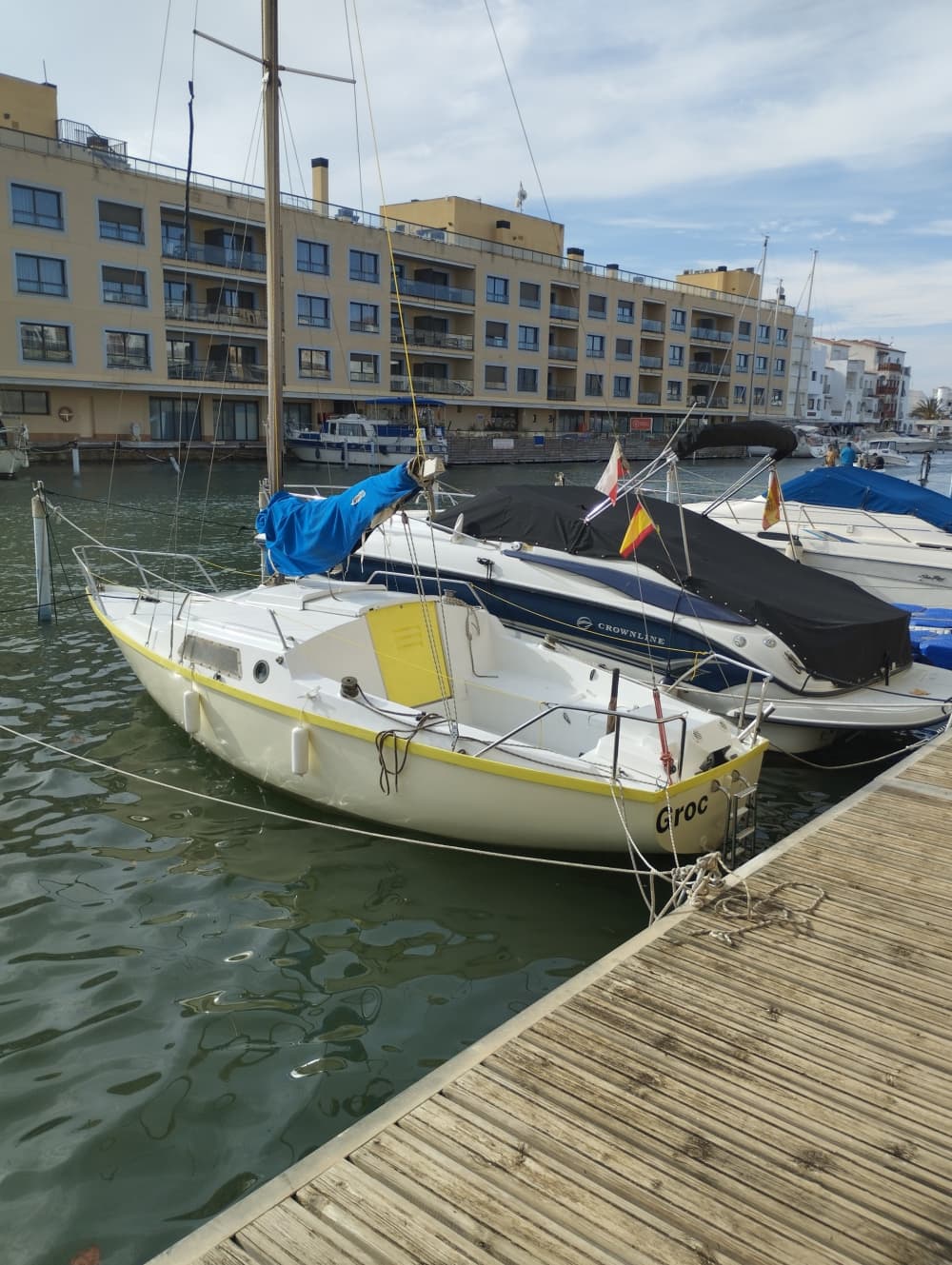 Explorez Roses et profitez d'une journée complète de navigation à voile.