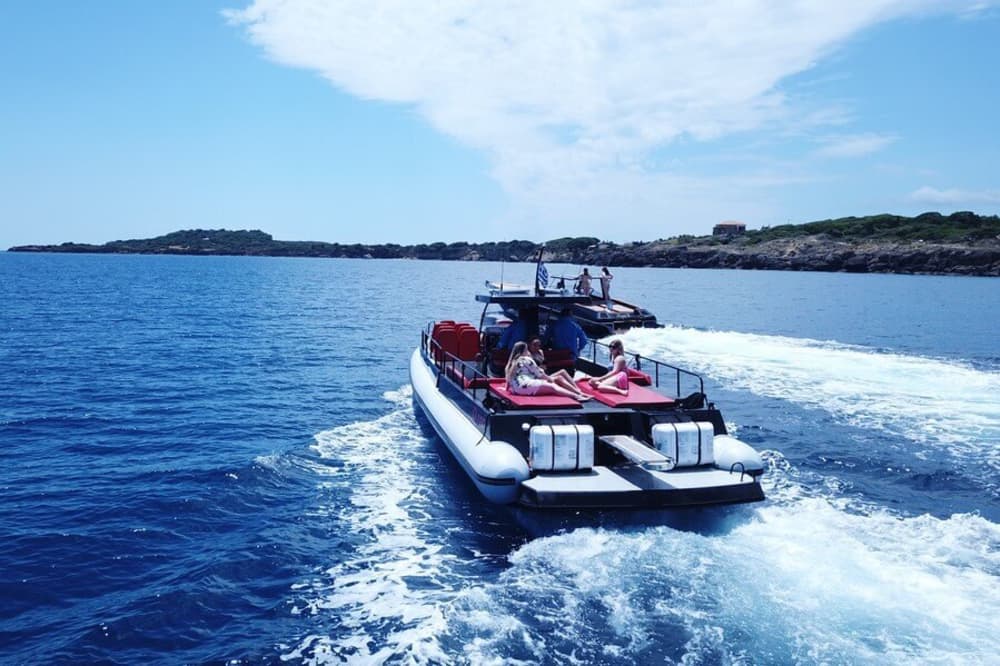 Descubre las costas de Zakynthos: una excursión de un día completo a bordo de una lancha motora.