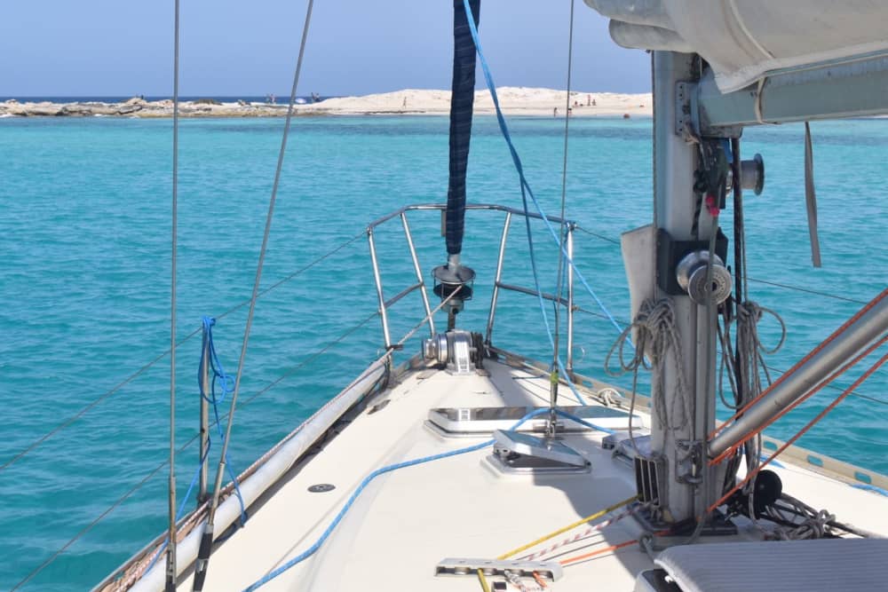 Privézeiltocht naar Formentera en het zuiden van Ibiza: een dag tussen turquoise wateren en ongerepte stranden