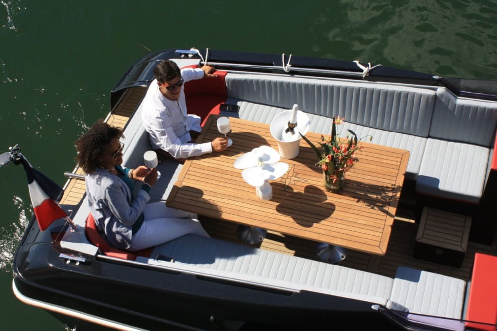 Öko-Kreuzfahrt in Paris: Erleben Sie Null-Emissionen an Bord der Black Swan