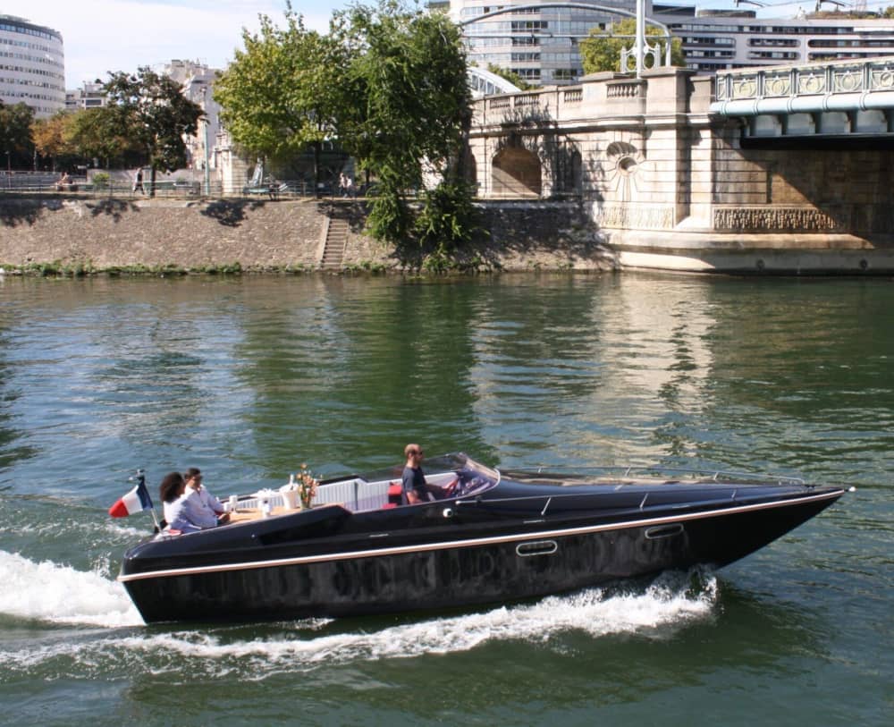 Öko-Kreuzfahrt in Paris: Erleben Sie Null-Emissionen an Bord der Black Swan