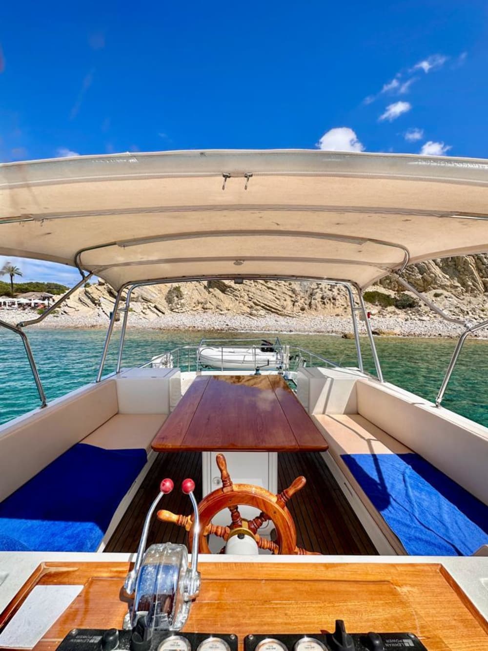 Votre journée à Castelldefels : louez un bateau à moteur pour 7 h de découverte.