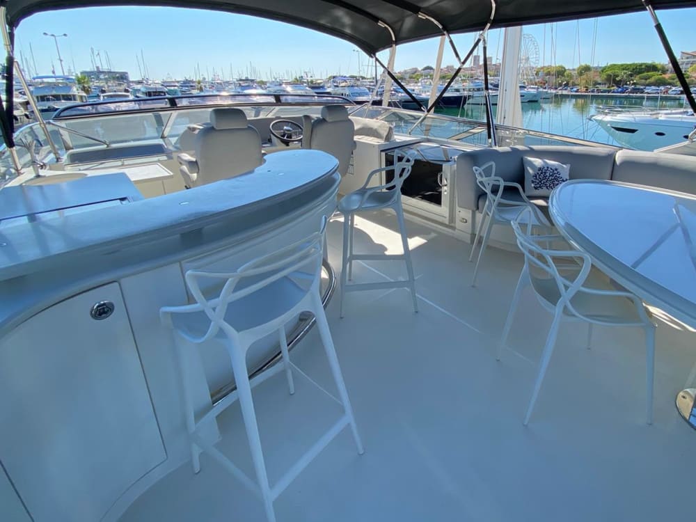 Heading to Cannes: 8 hours of refined luxury on a private yacht