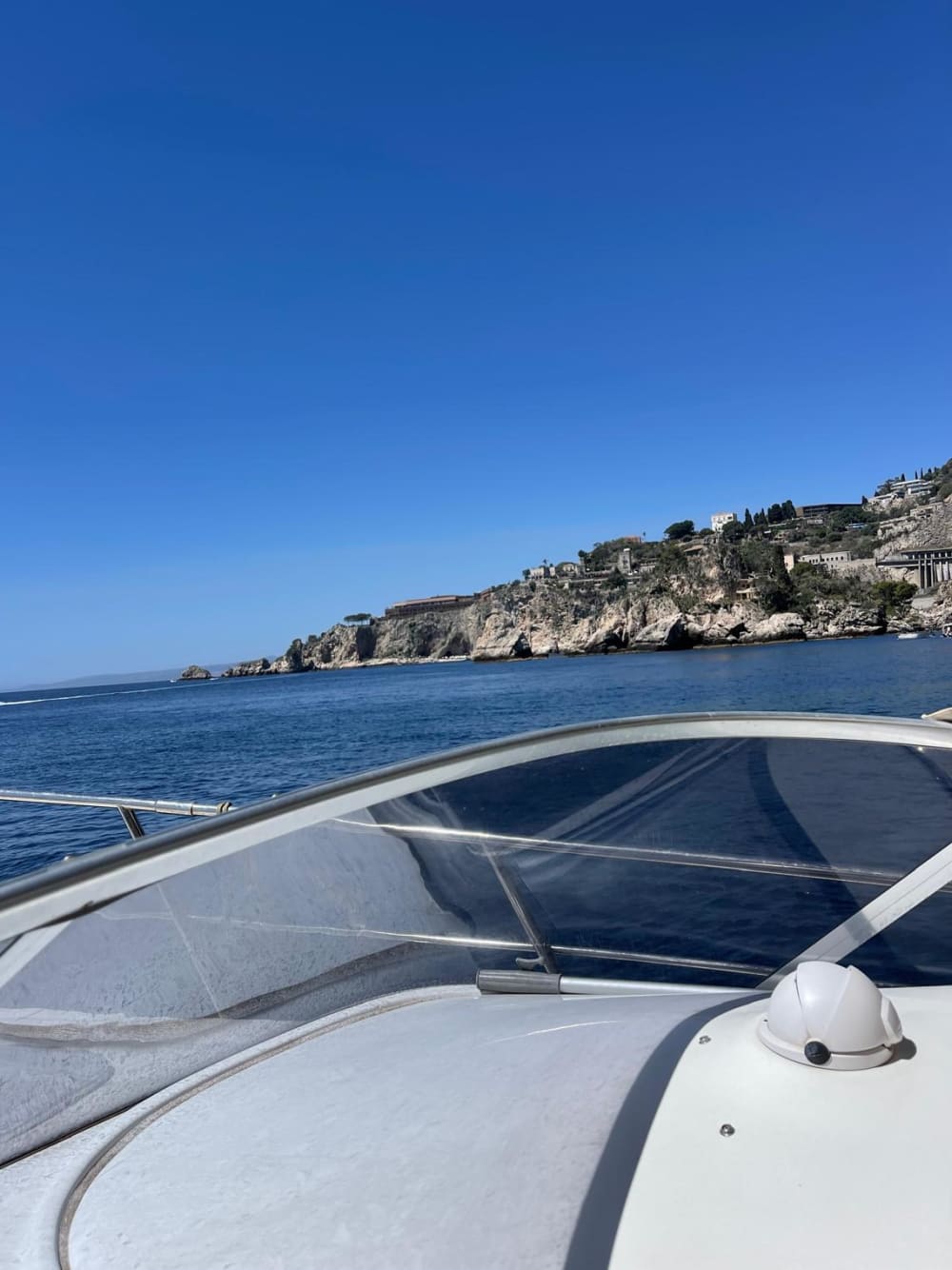 Cruzeiro inesquecível na baía de Taormina: sol, mar e relaxamento