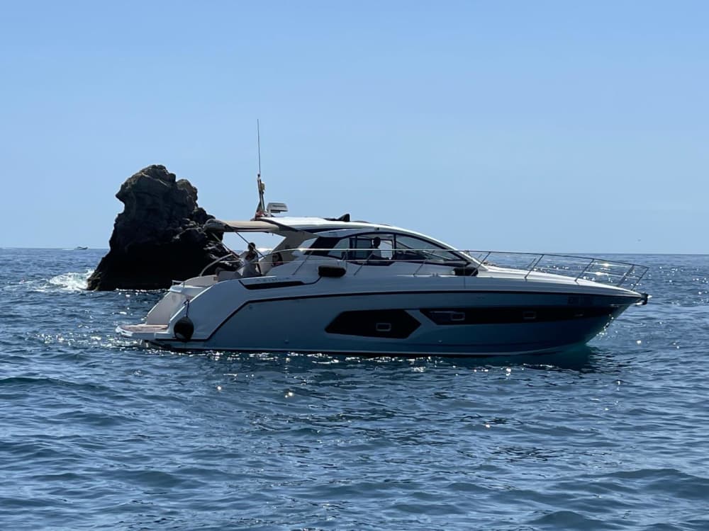 Cruzeiro inesquecível na baía de Taormina: sol, mar e relaxamento
