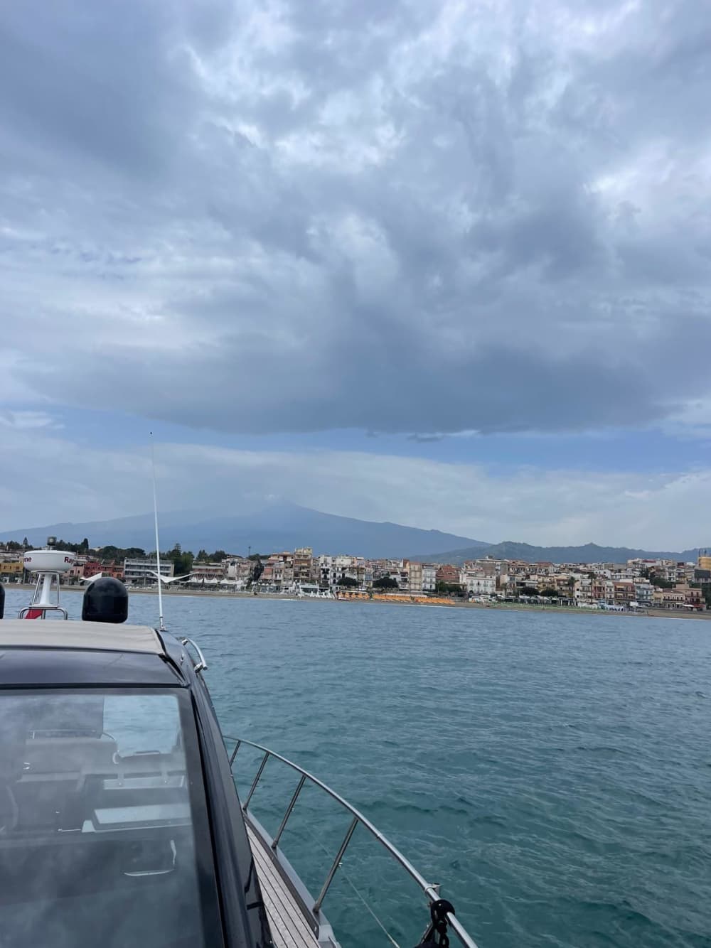 Fuga na Baía de Taormina: Um dia de luxo na água