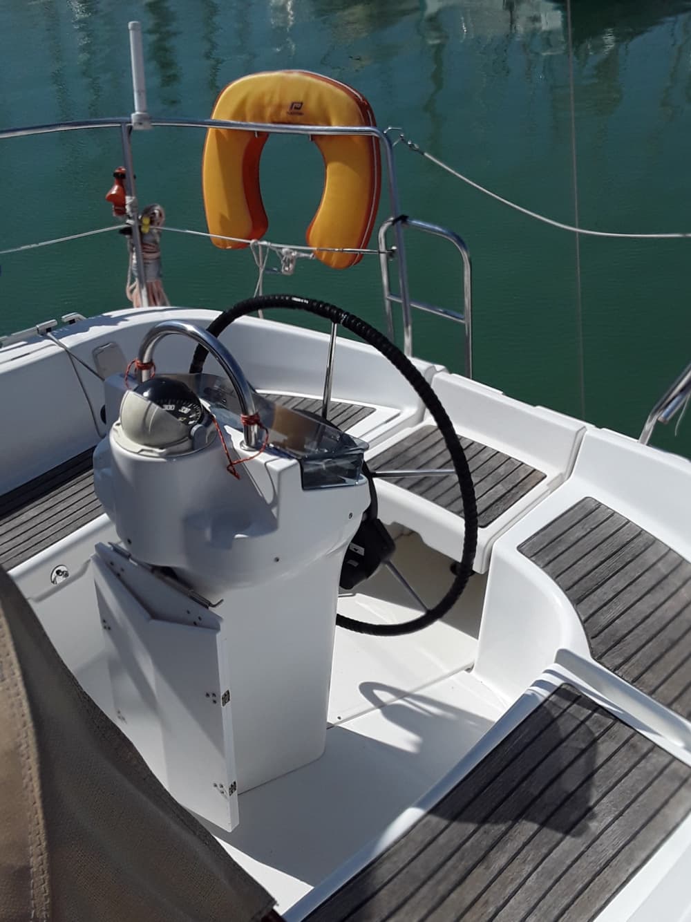 Il meglio di La Rochelle si trova sull'acqua: una giornata intera privata in barca a vela.