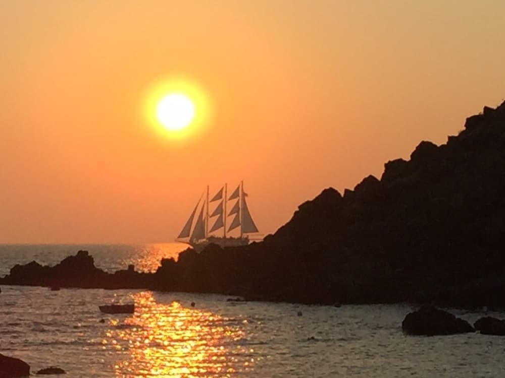 Escapade facile à Santorin : une excursion en bateau à moteur de 2 h 30.