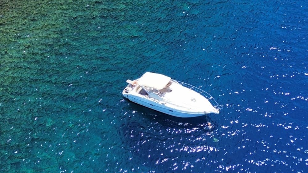 Escapade facile à Santorin : une excursion en bateau à moteur de 2 h 30.