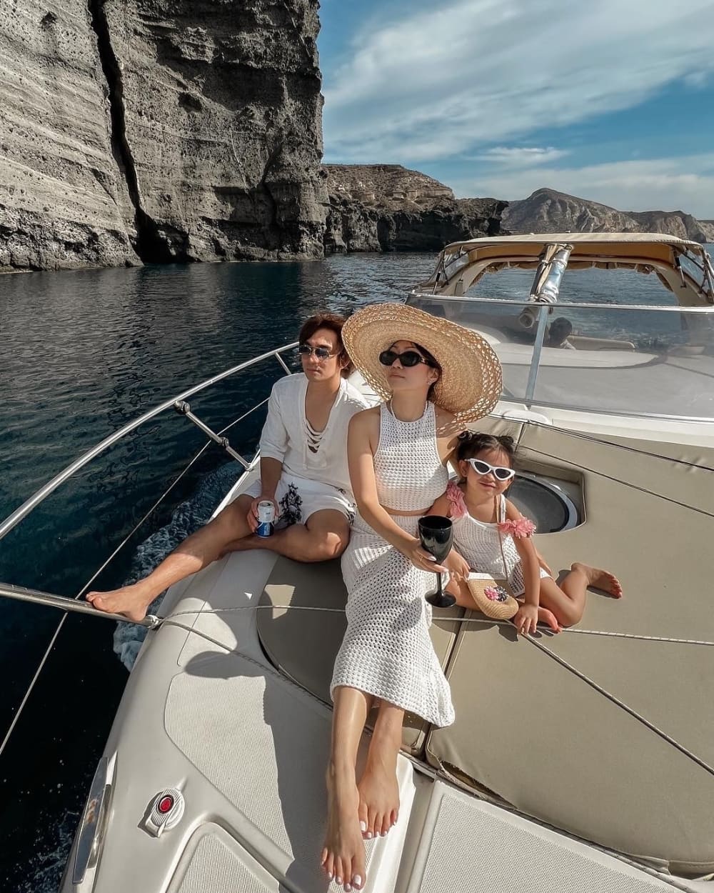 Escapade facile à Santorin : une excursion en bateau à moteur de 2 h 30.
