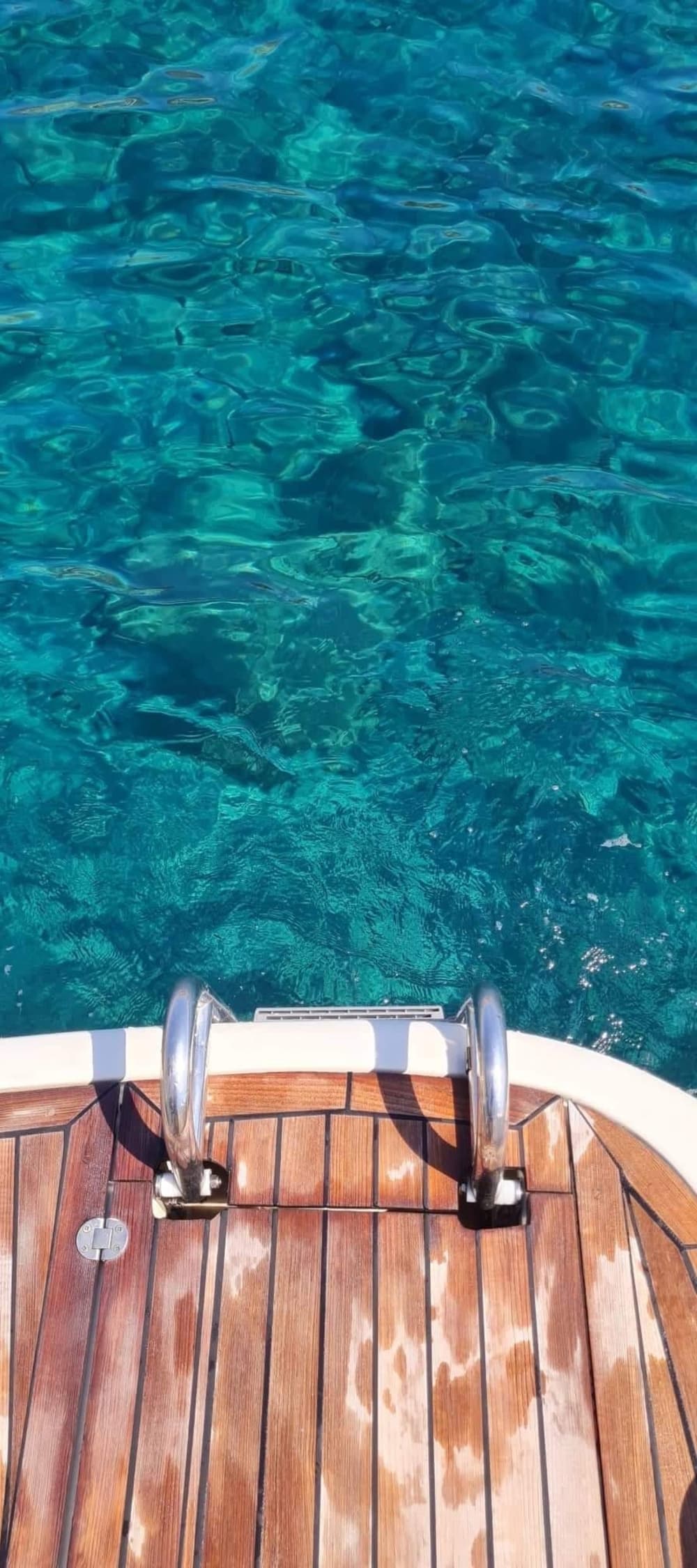 Escapade facile à Santorin : une excursion en bateau à moteur de 2 h 30.