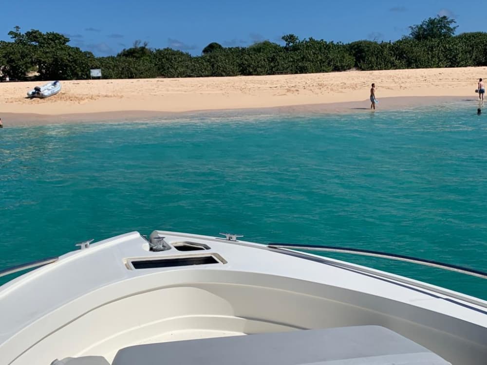 Détente à Marigot : 9 heures de soleil sur un bateau à moteur