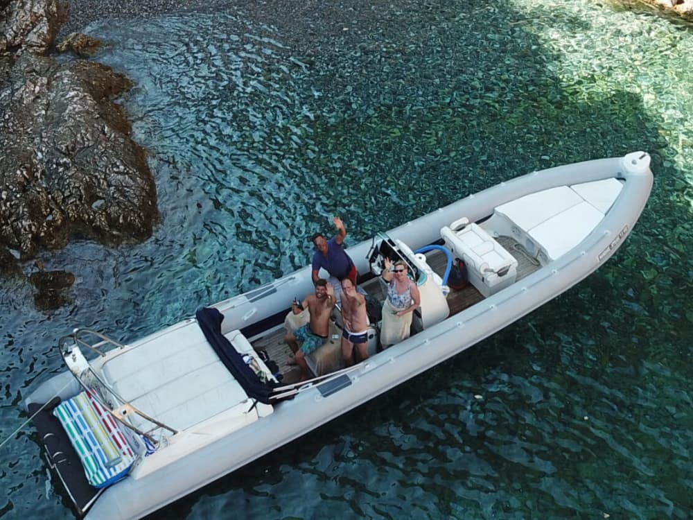 Plages secrètes et grottes : excursion privée en bateau au départ de Kolymvari (6 h)