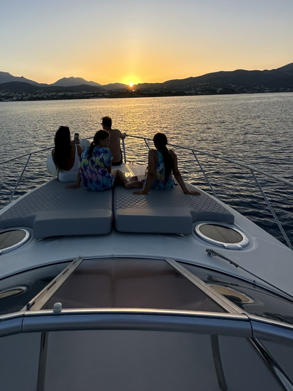 4 hours to discover Agios Nikolaos on a motorboat