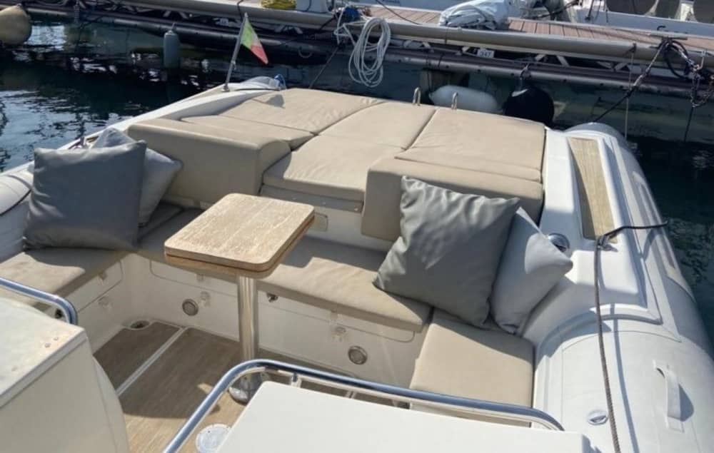 Découvrez les Cinque Terre lors d'une excursion d'une journée en bateau à moteur.