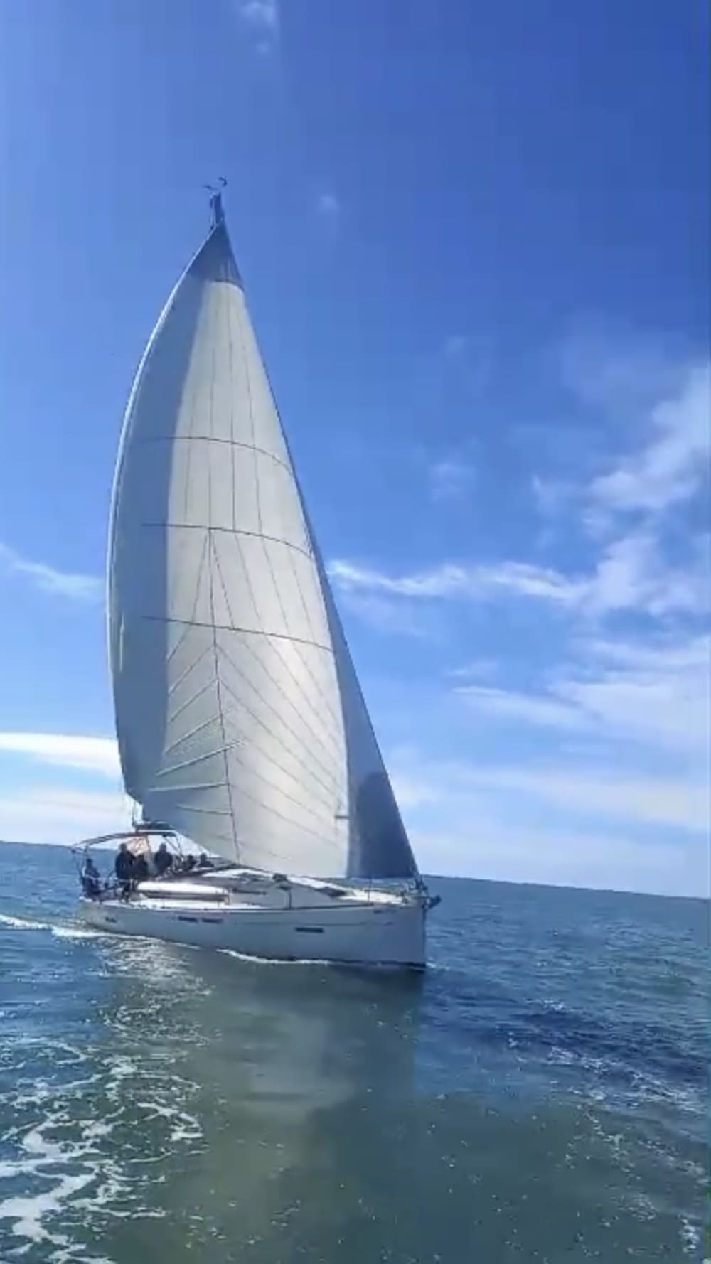 Zet koers naar plezier: een hele dag authentiek zeilen in Chipiona op een zeilboot.