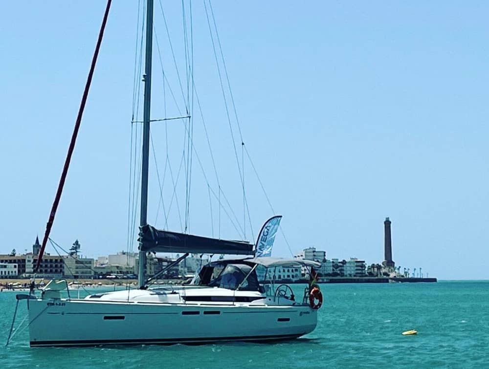 Zet koers naar plezier: een hele dag authentiek zeilen in Chipiona op een zeilboot.