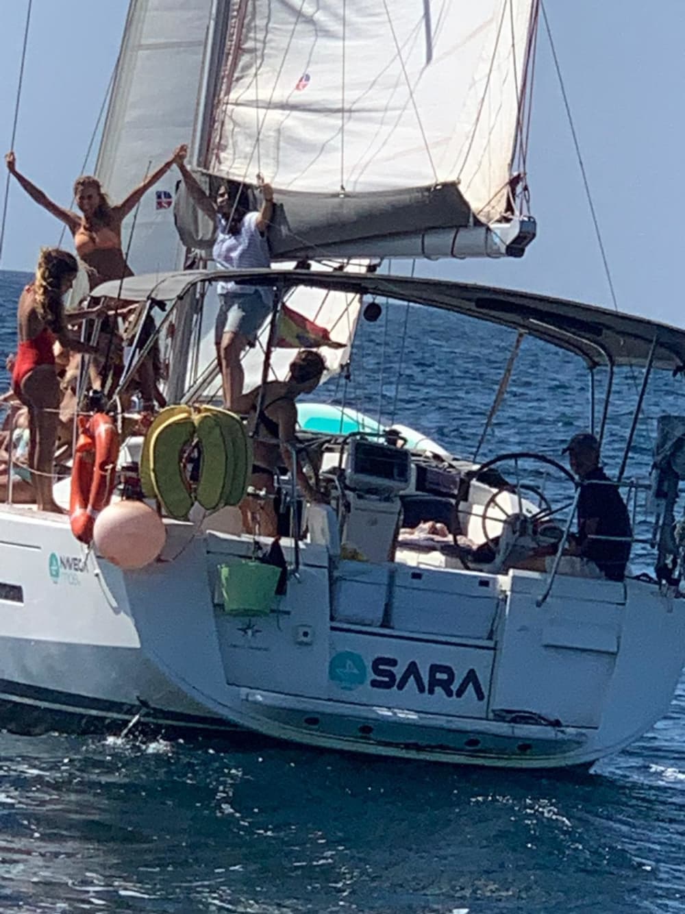 Zet koers naar plezier: een hele dag authentiek zeilen in Chipiona op een zeilboot.