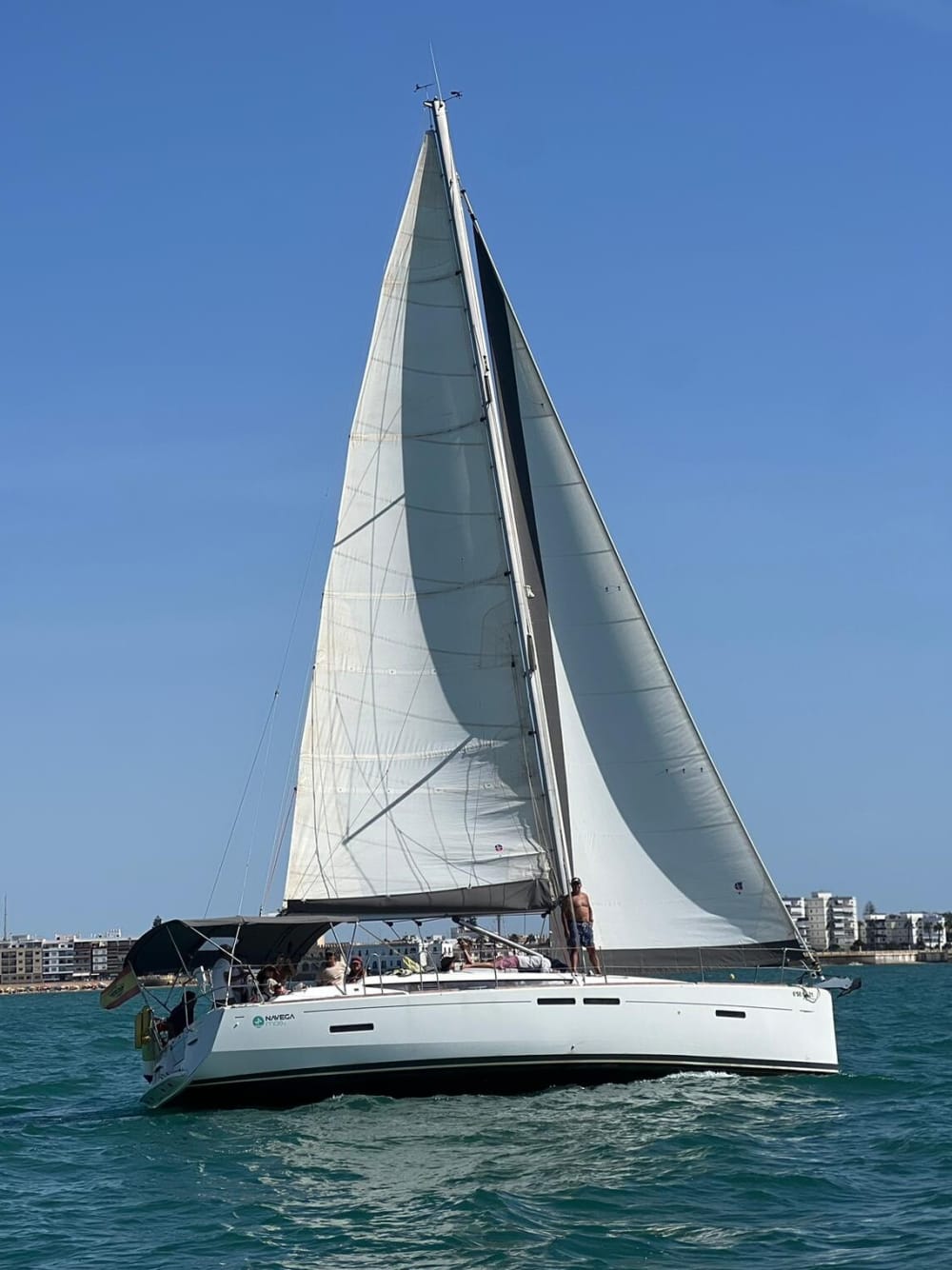 Zet koers naar plezier: een hele dag authentiek zeilen in Chipiona op een zeilboot.