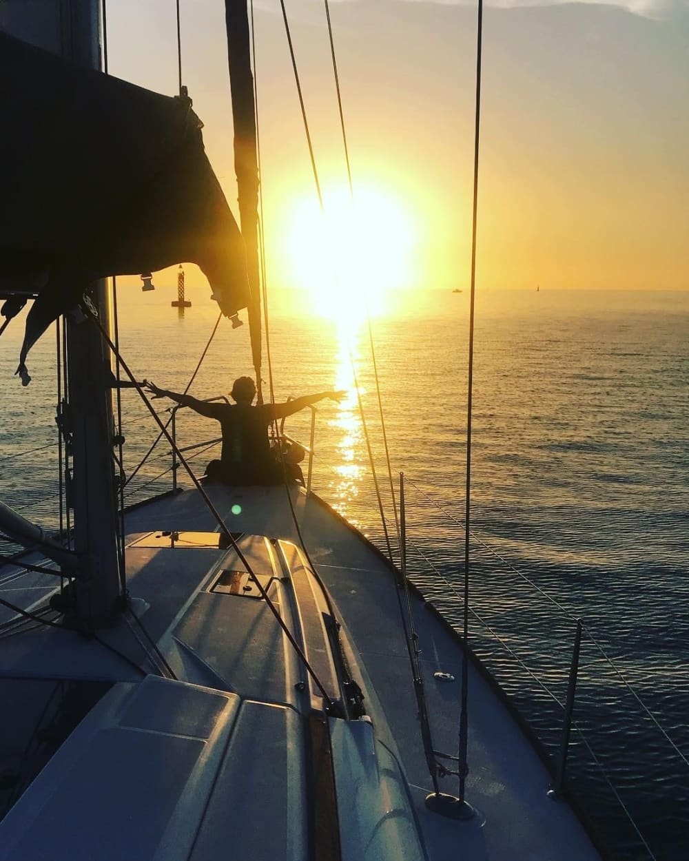 Traccia la rotta verso la gioia: una giornata intera di autentica navigazione a vela a Chipiona su una barca a vela.