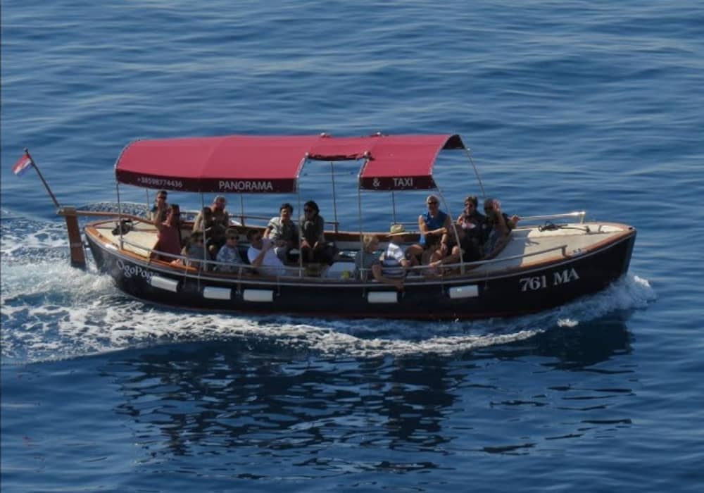 Explore the hidden bays of Makarska on a motorboat