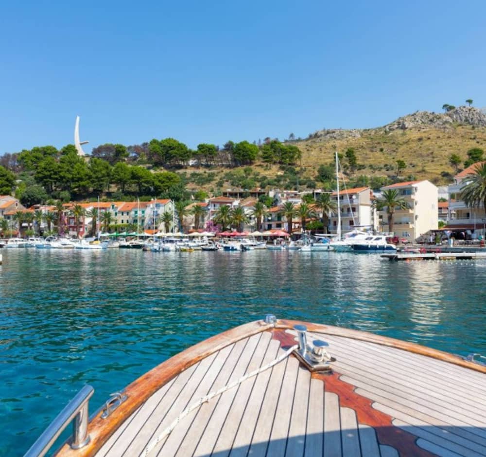 Utforska Makarskas gömda vikarna på en motorbåt