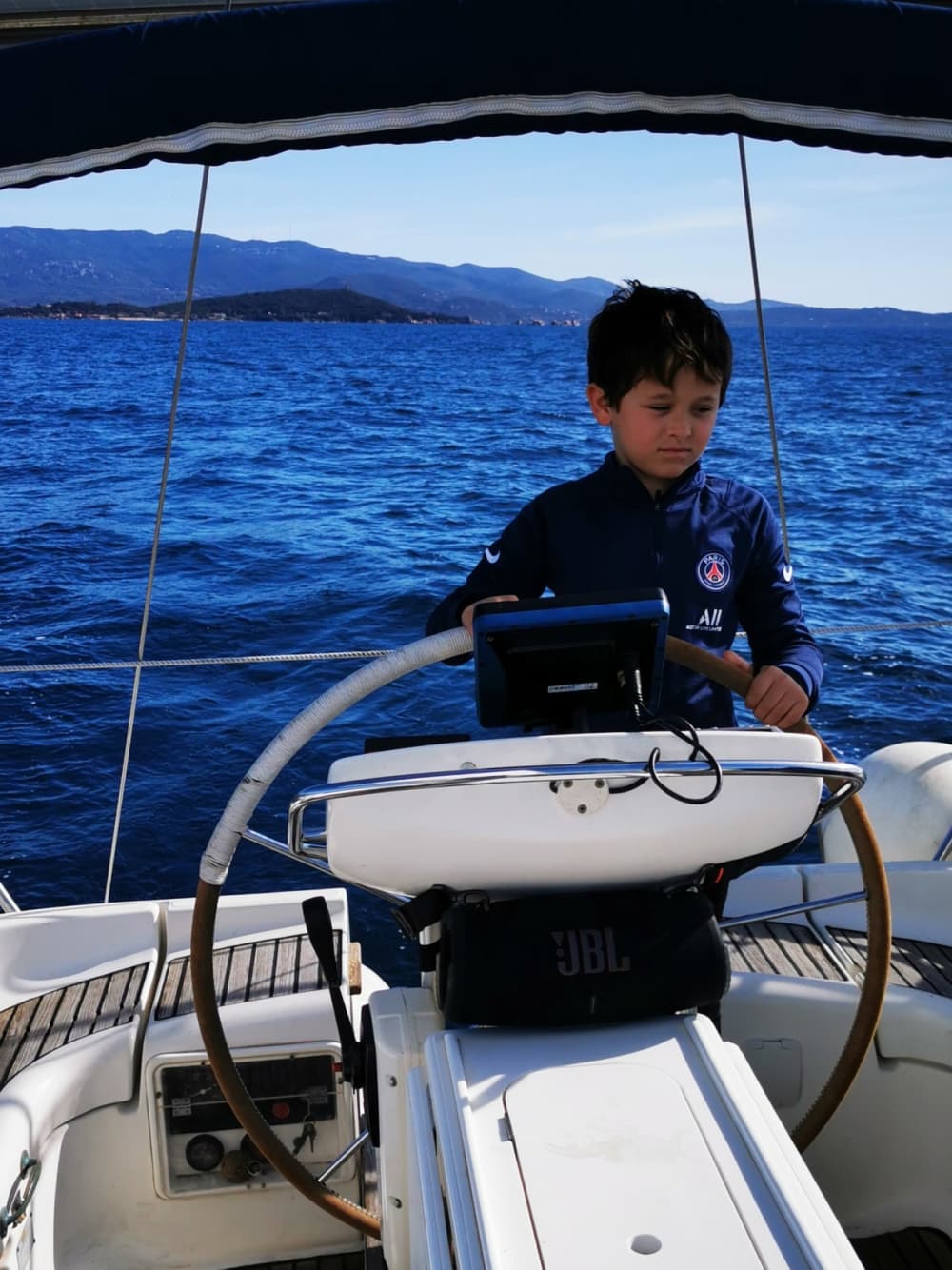 Traccia la rotta verso la gioia: una giornata intera di autentica navigazione a vela ad Ajaccio su una barca a vela.