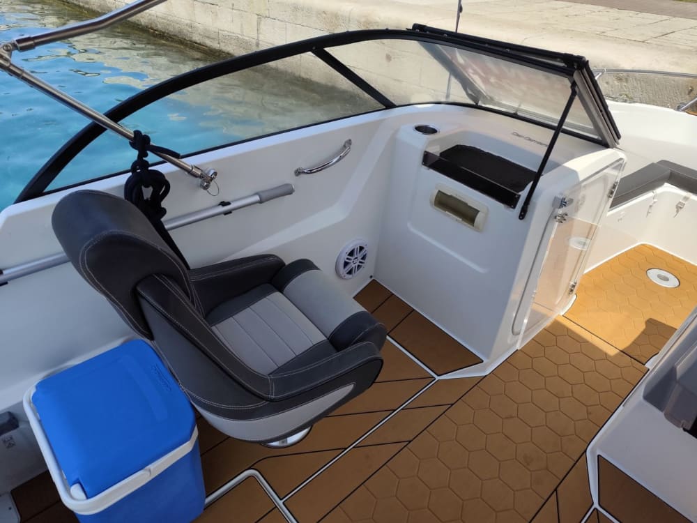 Explorează golfurile ascunse din Makarska cu barca cu motor