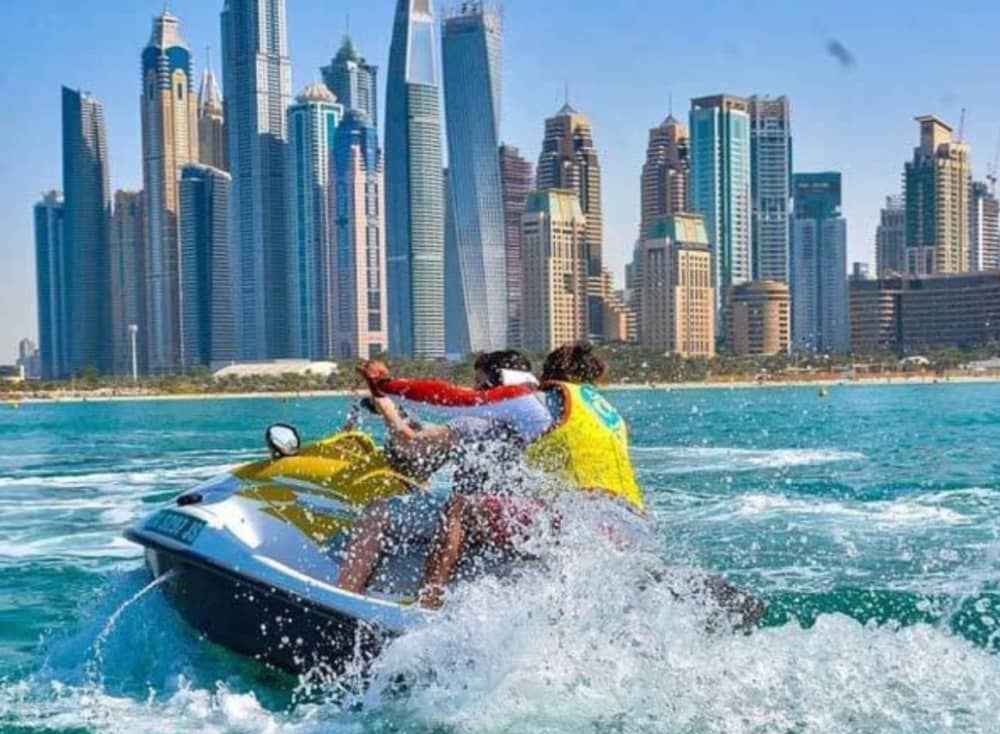 Cruzeiro de jet ski em Dubai – Experiência de iate de 4 horas