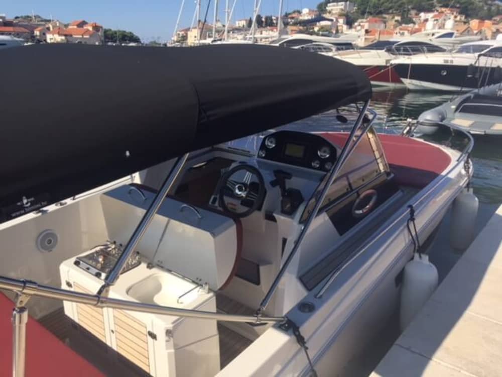 Scopri Cavtat con un'escursione di un'intera giornata in motoscafo.