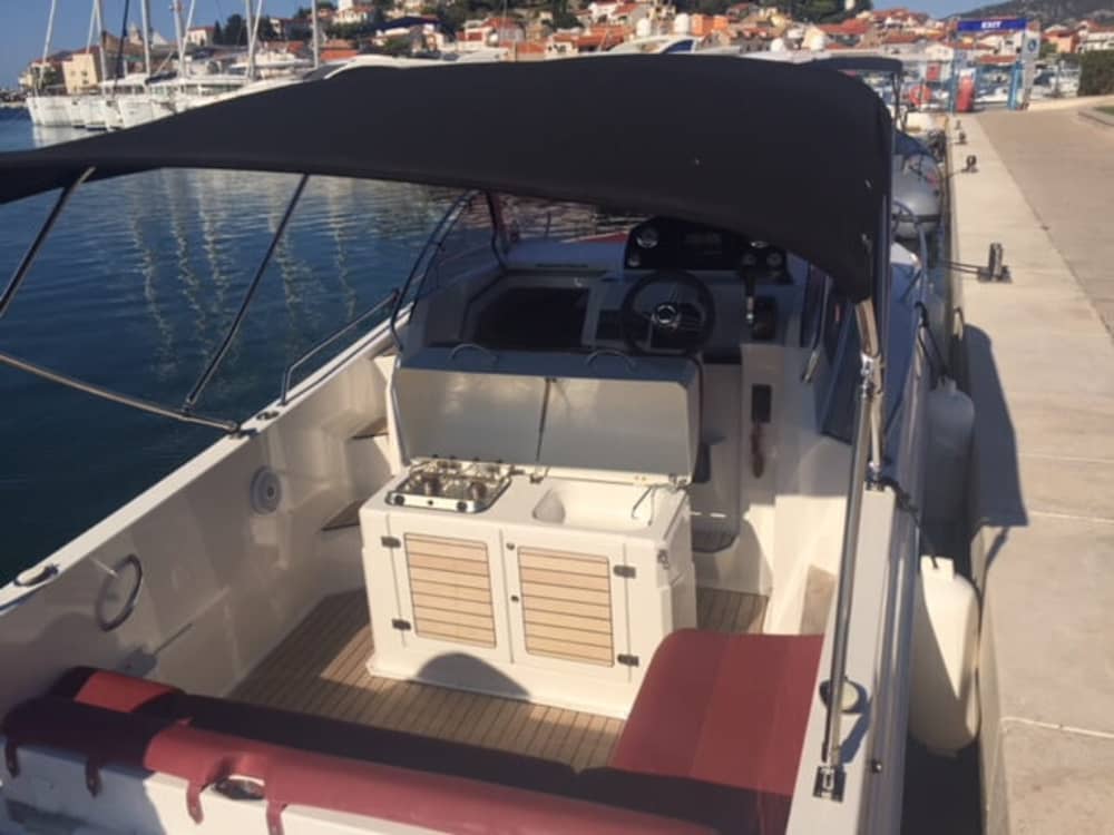 Scopri Cavtat con un'escursione di un'intera giornata in motoscafo.